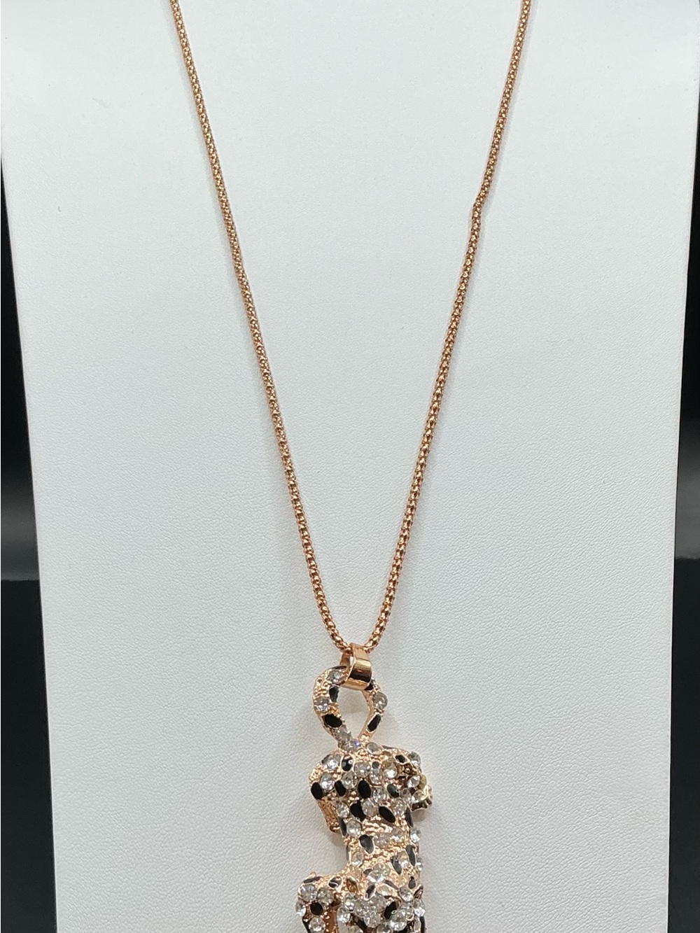 GOLD TONE CRYSTAL RHINESTONE LARGE CRAWLING LEOPARD PENDANT NECKLACE
